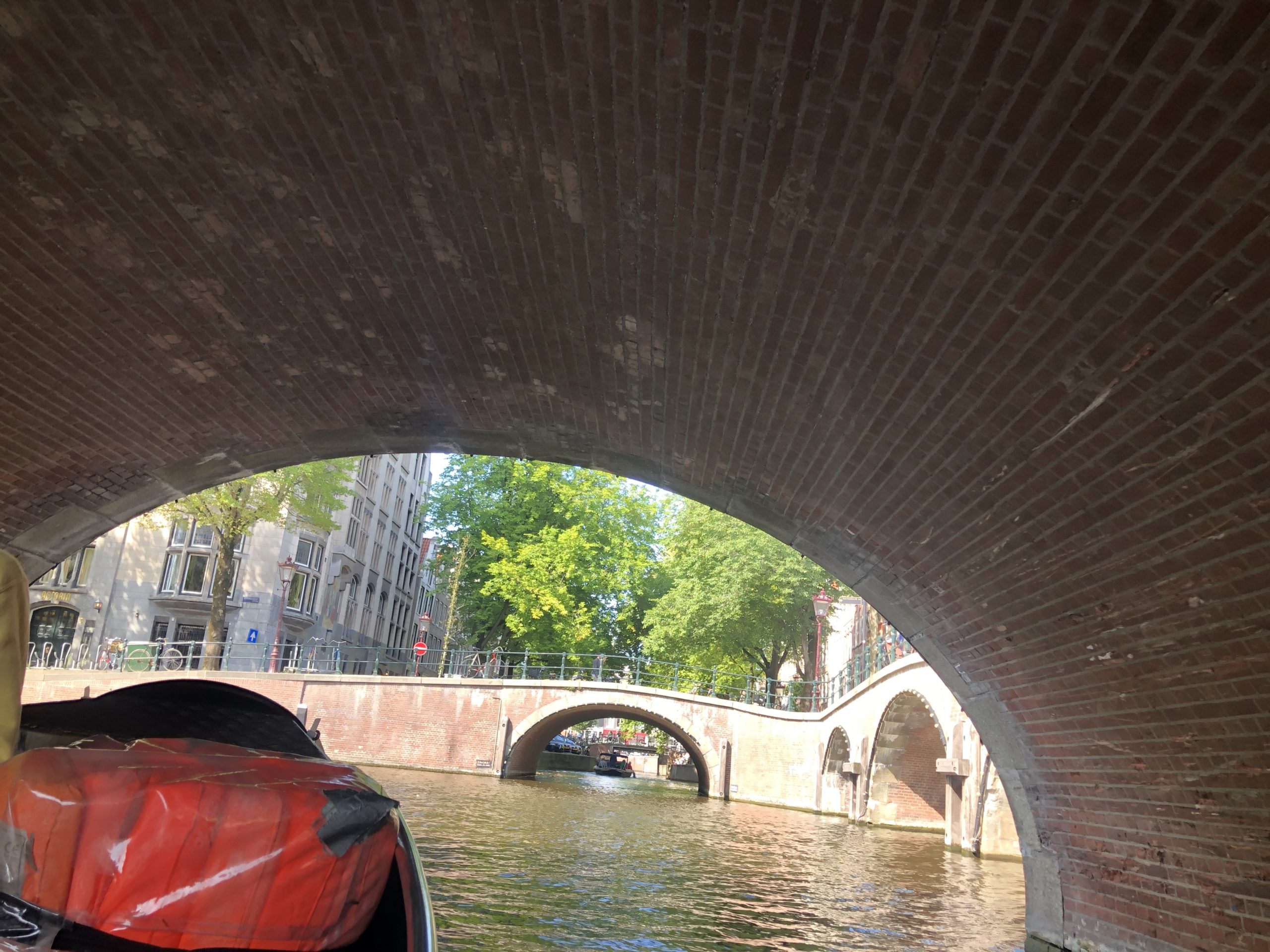 無免許でアムステル運河をボートで駆け抜けるってスゲー