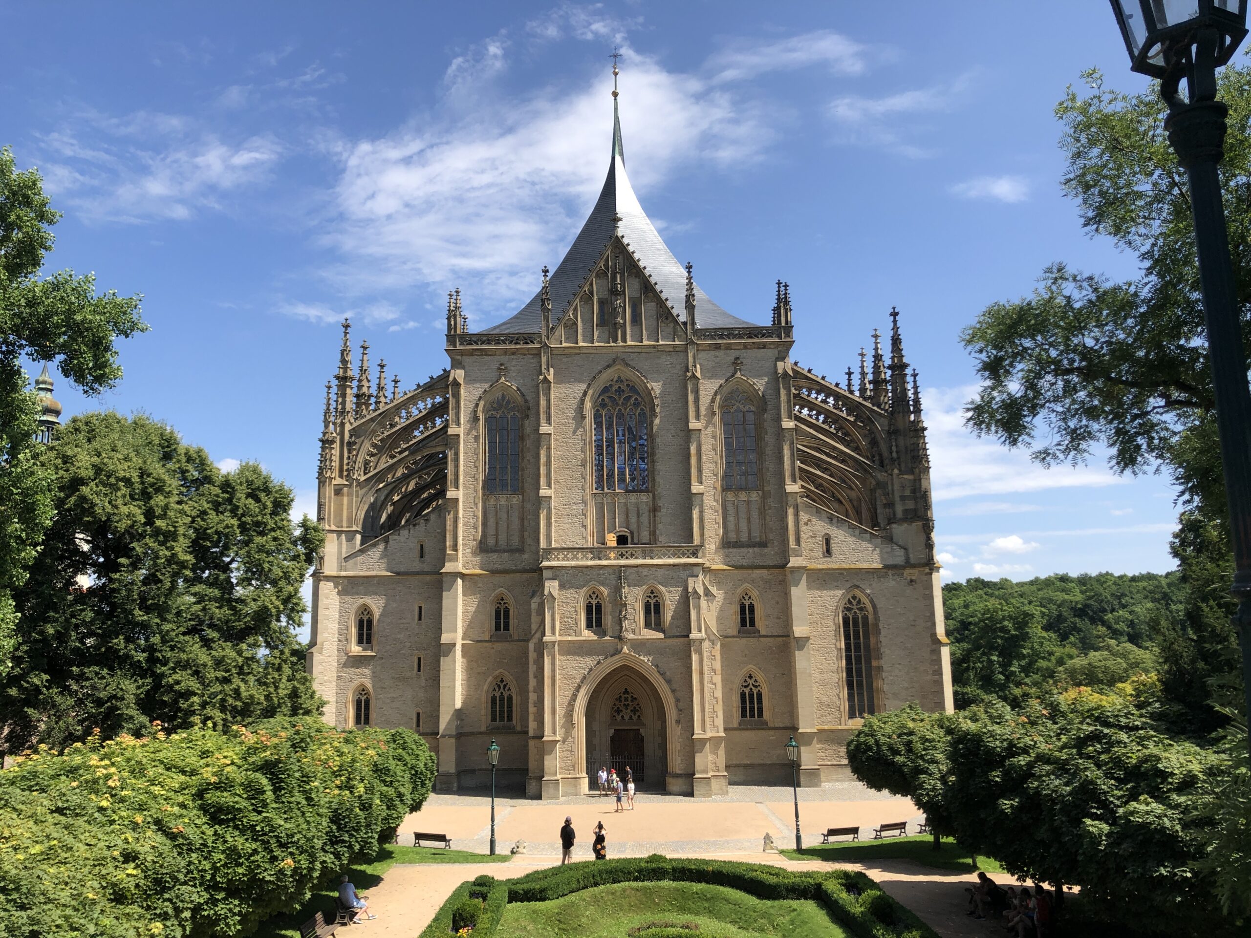 2021年夏のチェコpart2_銀で富を得た教会と骨だらけの納骨堂